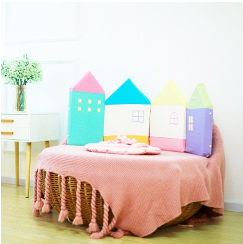 おしゃれな家形デザインのベビーベッドクッション
