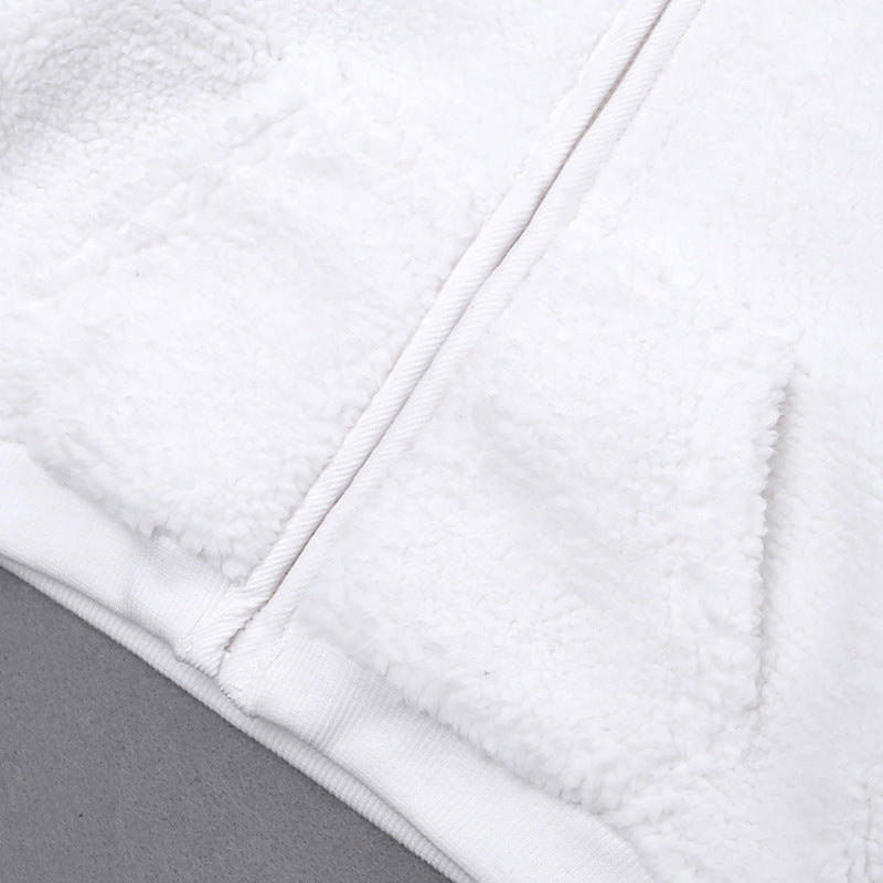 ホワイトのもこもこ生地と裾まわりのステッチが見えるベビージャケット裾ディテール
