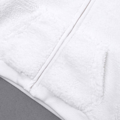 ホワイトのもこもこ生地と裾まわりのステッチが見えるベビージャケット裾ディテール
