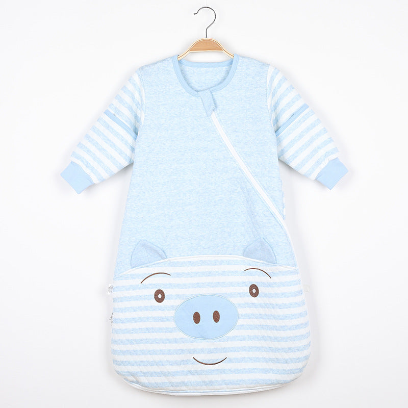 子どもがライトブルーの寝袋に足を入れて寝転んでいるイメージ（ライトブルー ベビー寝袋）
