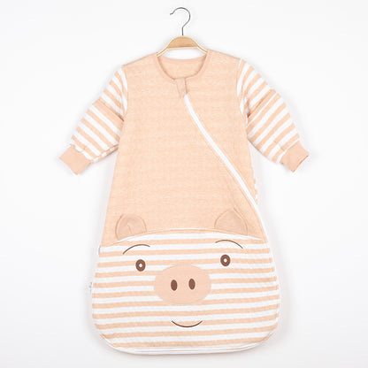 肩幅や袖丈などサイズ表記が書かれたタグを写したベビー寝袋の内側写真（サイズタグ ベビー寝具）
