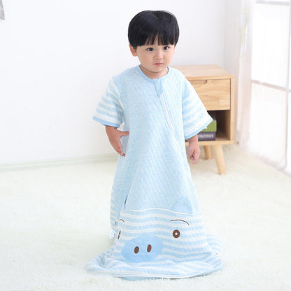 取り外し可能な袖が付いたベビー寝袋をハンガーに掛けた様子（取り外し袖付き ベビー寝袋）
