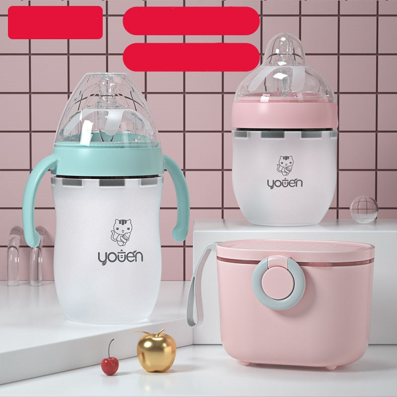 持ち手付き広口ベビーボトルを斜めから撮影（シリコンボトル・ストローボトル）
