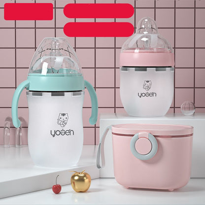 持ち手付き広口ベビーボトルを斜めから撮影（シリコンボトル・ストローボトル）
