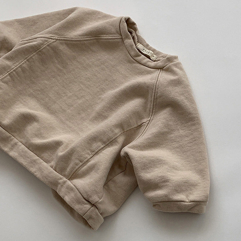 柔らかな風合いの肘当て付きベージュキッズスウェットトップス前面アップ
