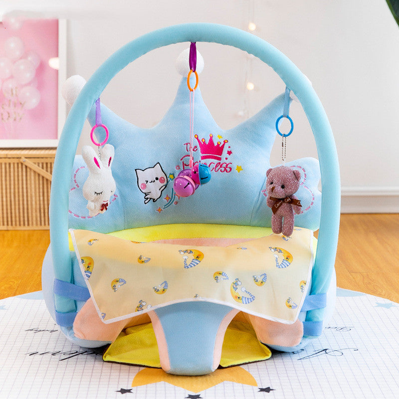 トレーニングルーム風の空間に並べられた複数カラーのベビーサポートチェア（保育用 ベビーサポートチェア）
