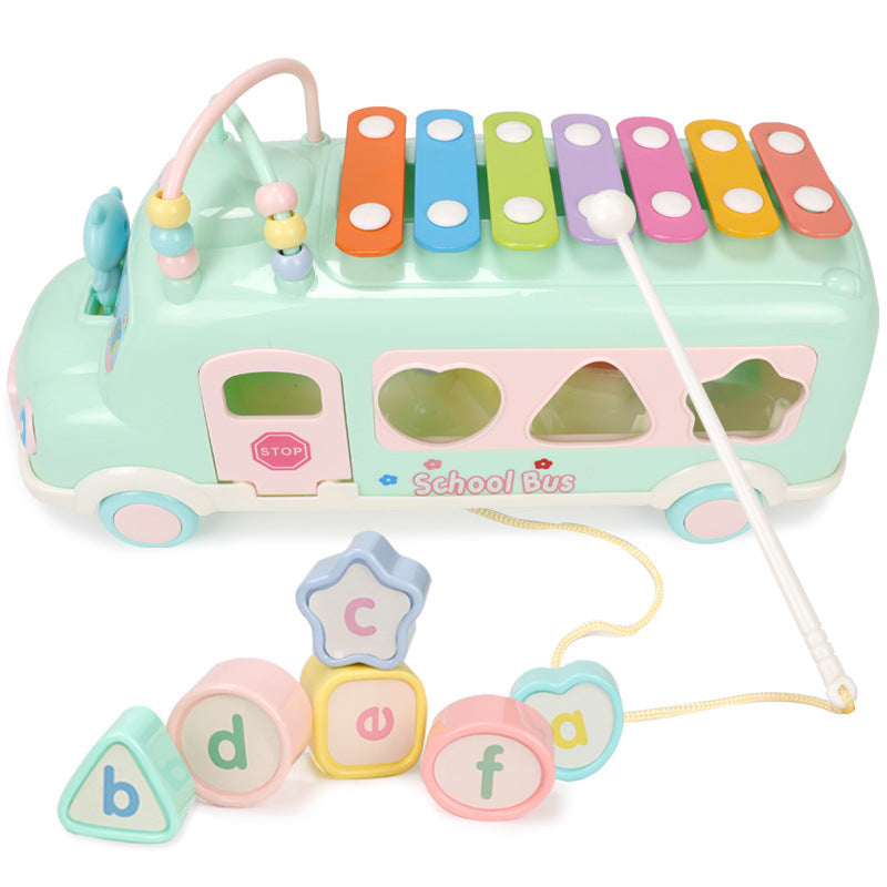 白背景でバス型鉄琴おもちゃを上から見た構図と型はめブロックのイメージ
