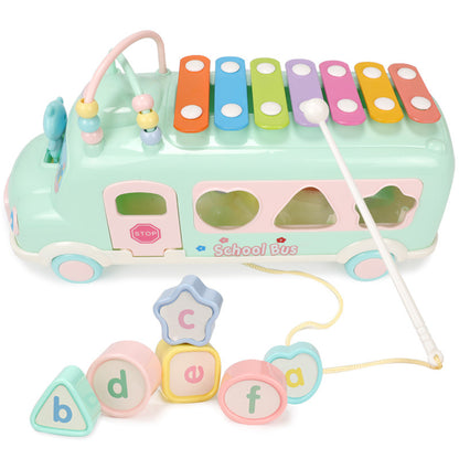 白背景でバス型鉄琴おもちゃを上から見た構図と型はめブロックのイメージ
