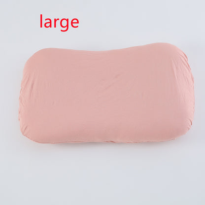 ピンクのベビーベッドに寝かされた赤ちゃんとふんわりブランケットのコーディネート例
