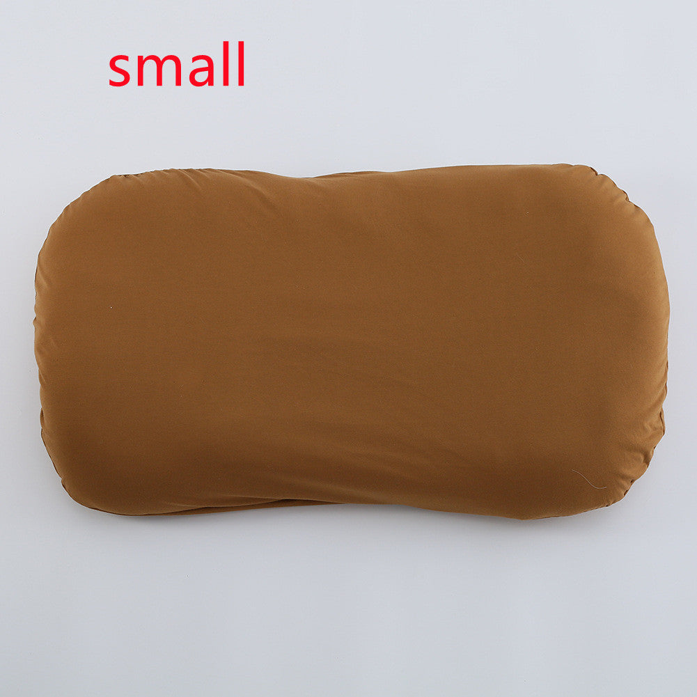 毛布やぬいぐるみと一緒にスタイリングされたベビーネストベッドのフォトブース風画像
