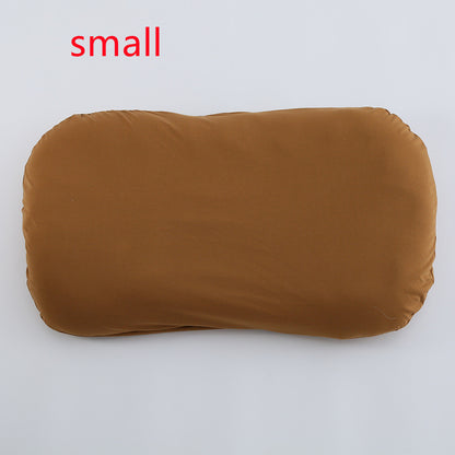 毛布やぬいぐるみと一緒にスタイリングされたベビーネストベッドのフォトブース風画像
