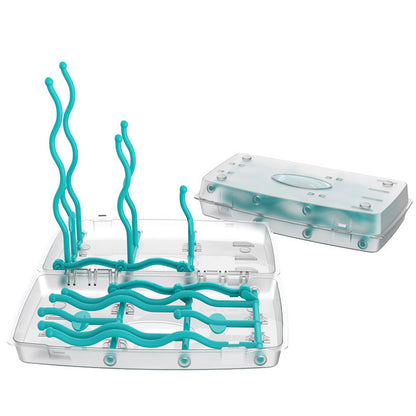 波型支柱が並んだ哺乳瓶乾燥ラックのクローズアップ写真
