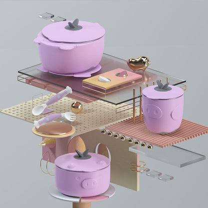 ピンクのベビーボウルとカップとスプーンをスタンドに配置したサイドビュー画像（ステンレスベビー食器セット）
