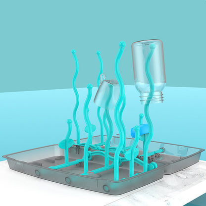 ブルーカラーのベビーボトル乾燥スタンドに哺乳瓶を立てたイメージ
