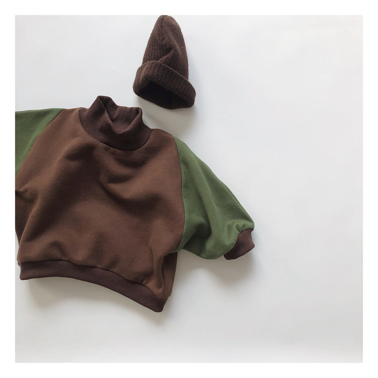 ニット帽と合わせたブラウン配色のキッズフリースタートルネックプルオーバーコーデ
