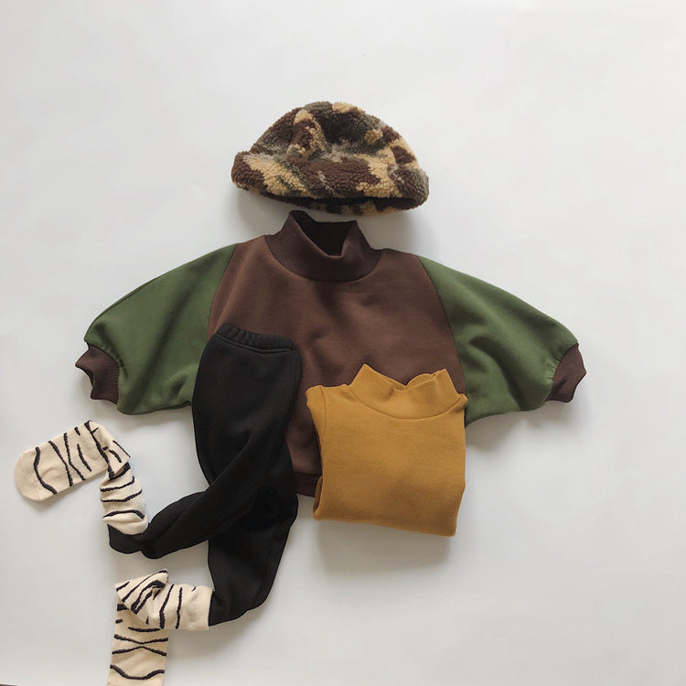 冬コーデ一式が並んだ子ども用フリースタートルネックプルオーバーとレギンスの平置きスタイリング写真
