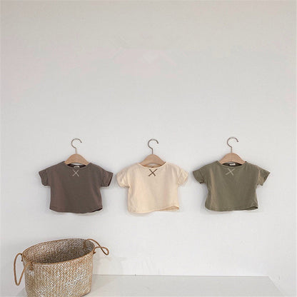 3色の無地半袖Tシャツを丸めて積み重ねた通気性の良い夏用キッズトップスイメージ
