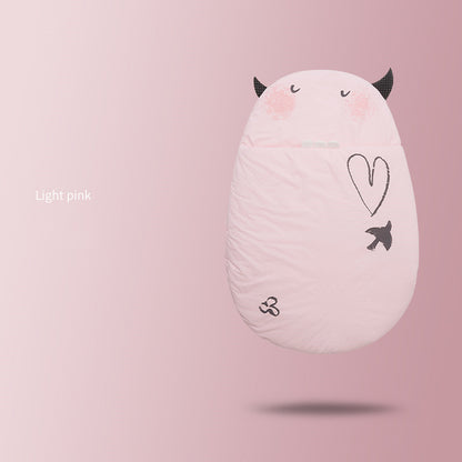 ライトピンクの卵型スリーピングバッグをソファの上に置いた商品写真（ライトピンク 卵型ベビー寝袋）
