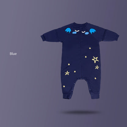 スタンダードなブルーのコットンベビー寝袋を畳んでサイズ感を見せている画像（ブルー ベビー寝袋）
