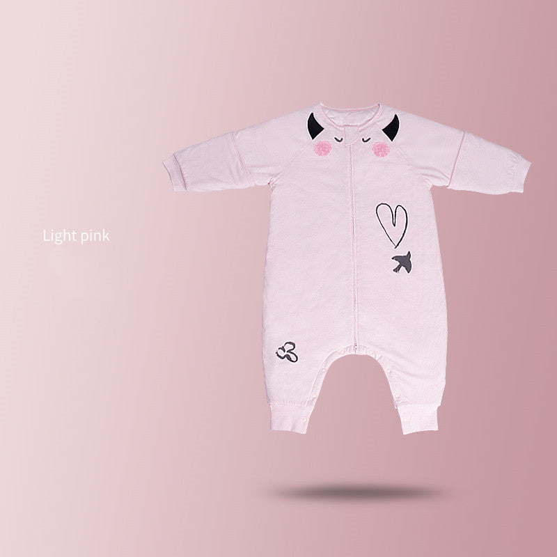 ライトピンクAカラーのベビー寝袋を吊るして展示している様子（ライトピンクA ベビー寝具）
