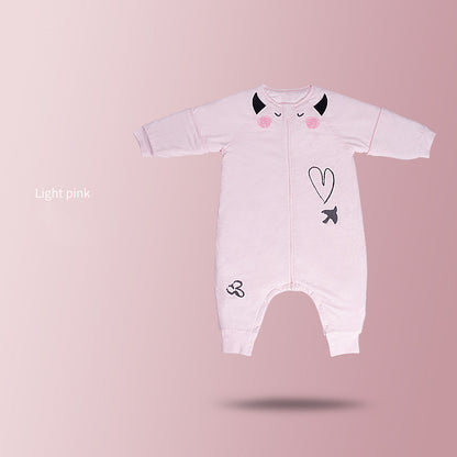 ライトピンクAカラーのベビー寝袋を吊るして展示している様子（ライトピンクA ベビー寝具）
