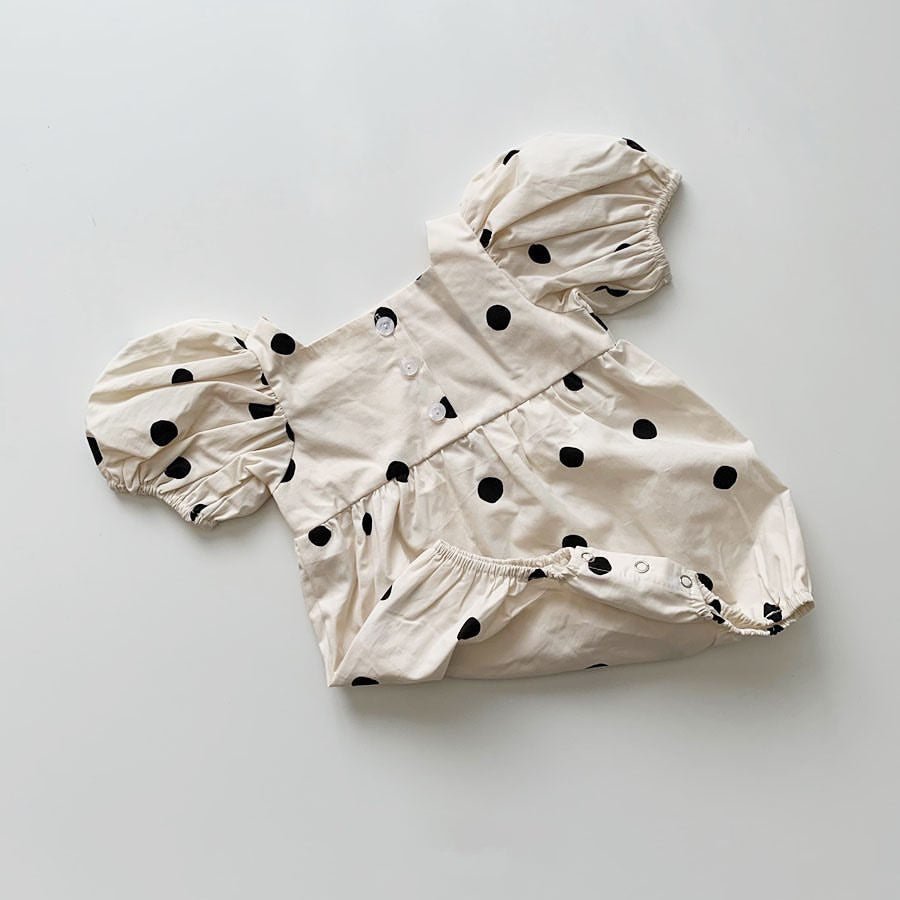 袖のパフデザインと水玉柄が分かるベビーボディスーツ
