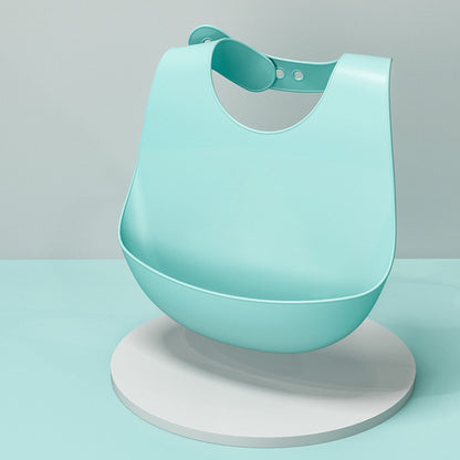 深型ポケット部分が強調されたブルーのビブ（食べこぼし防止ビブ 深型ポケット ブルー）
