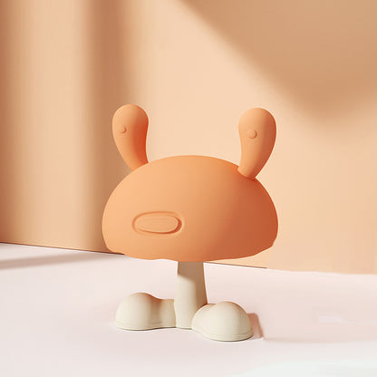 ベビーベッド横の小物トレーに置かれたキノコ型シリコン歯固め
