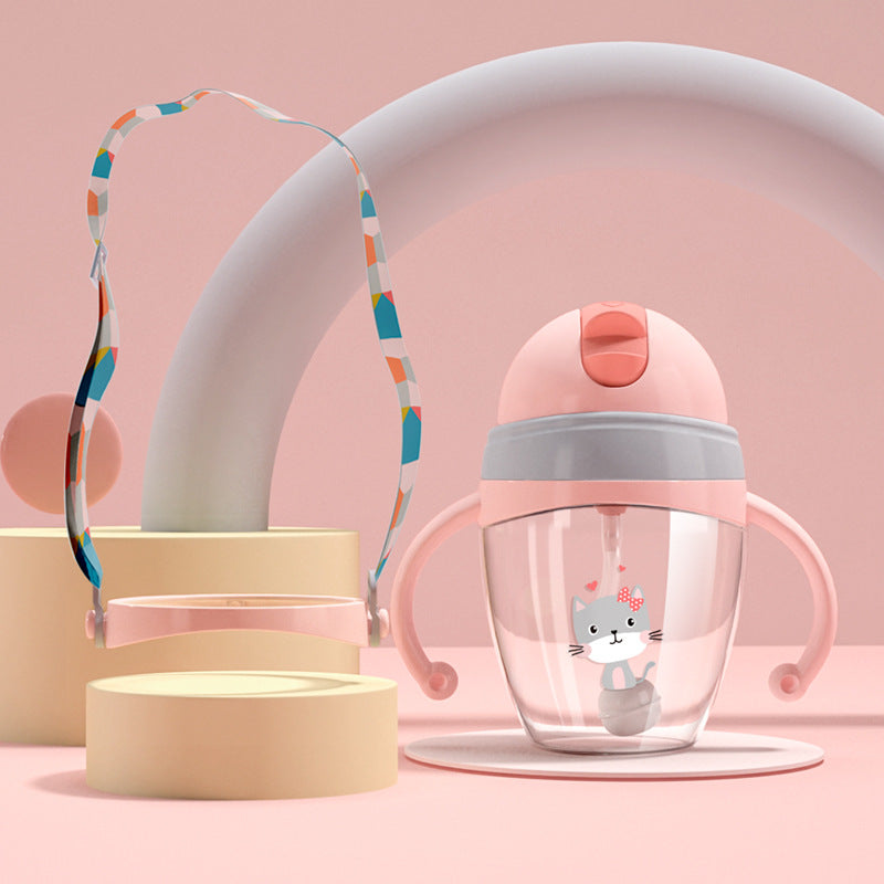 ピンクのストラップ付きトライタンベビー水筒をアーチ型オブジェと一緒に並べた画像（ベビー水筒・ストラップ付き）
