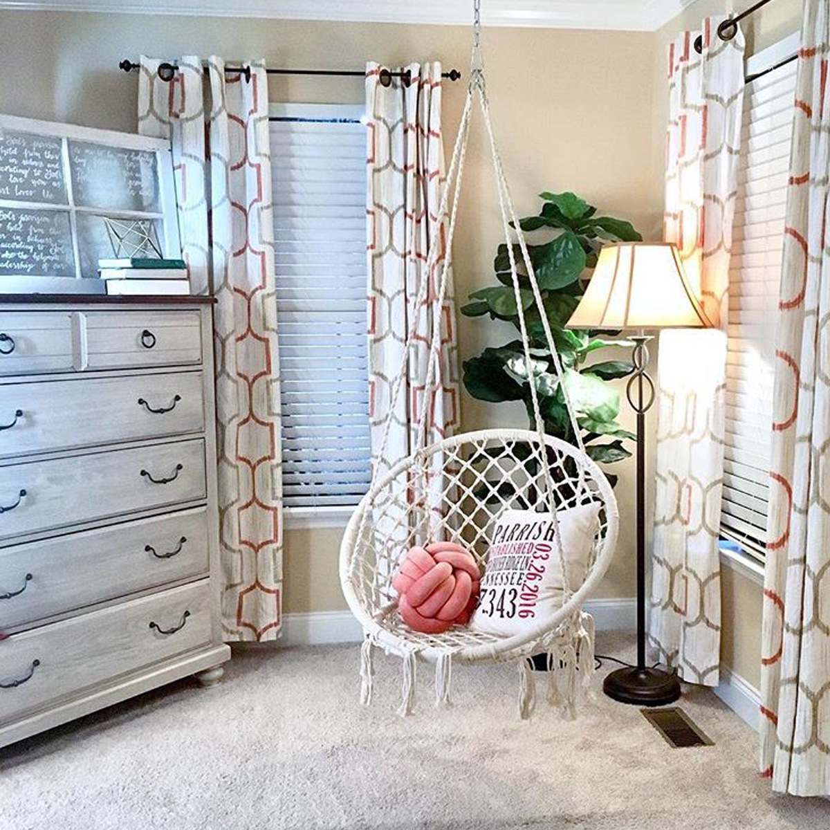 窓際で揺れる北欧風スウィングチェア
