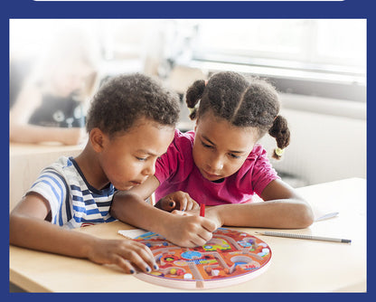 テーブルの上で木製マグネット迷路ボードを前に二人の子どもが一緒に遊んでいる様子を横から撮影した写真
