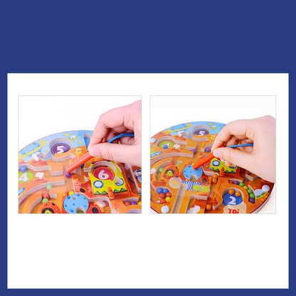 手に持ったマグネットペンで木製迷路ボード上のビーズを動かしている様子を左右のコマで比較して見せた説明画像
