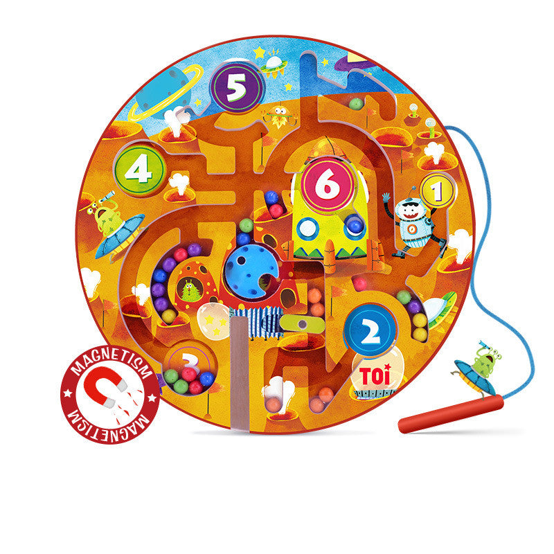 カラフルな数字とイラストが描かれた丸型の宇宙テーマ木製マグネット迷路ボードを正面から写したクローズアップ写真
