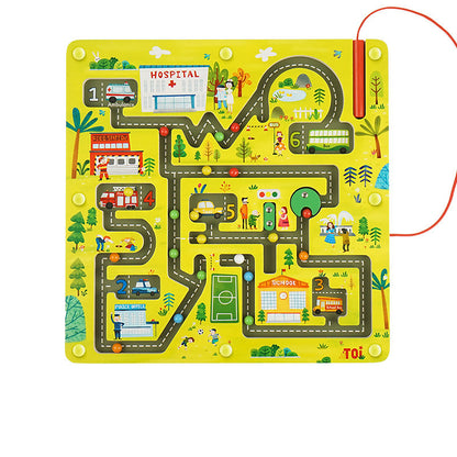 道路や建物が描かれた四角い交通テーマ木製マグネット迷路ボードの全体がわかるように撮影した商品画像
