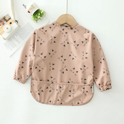 首まわりのデザインとフィット感イメージ（離乳食ビブ）
