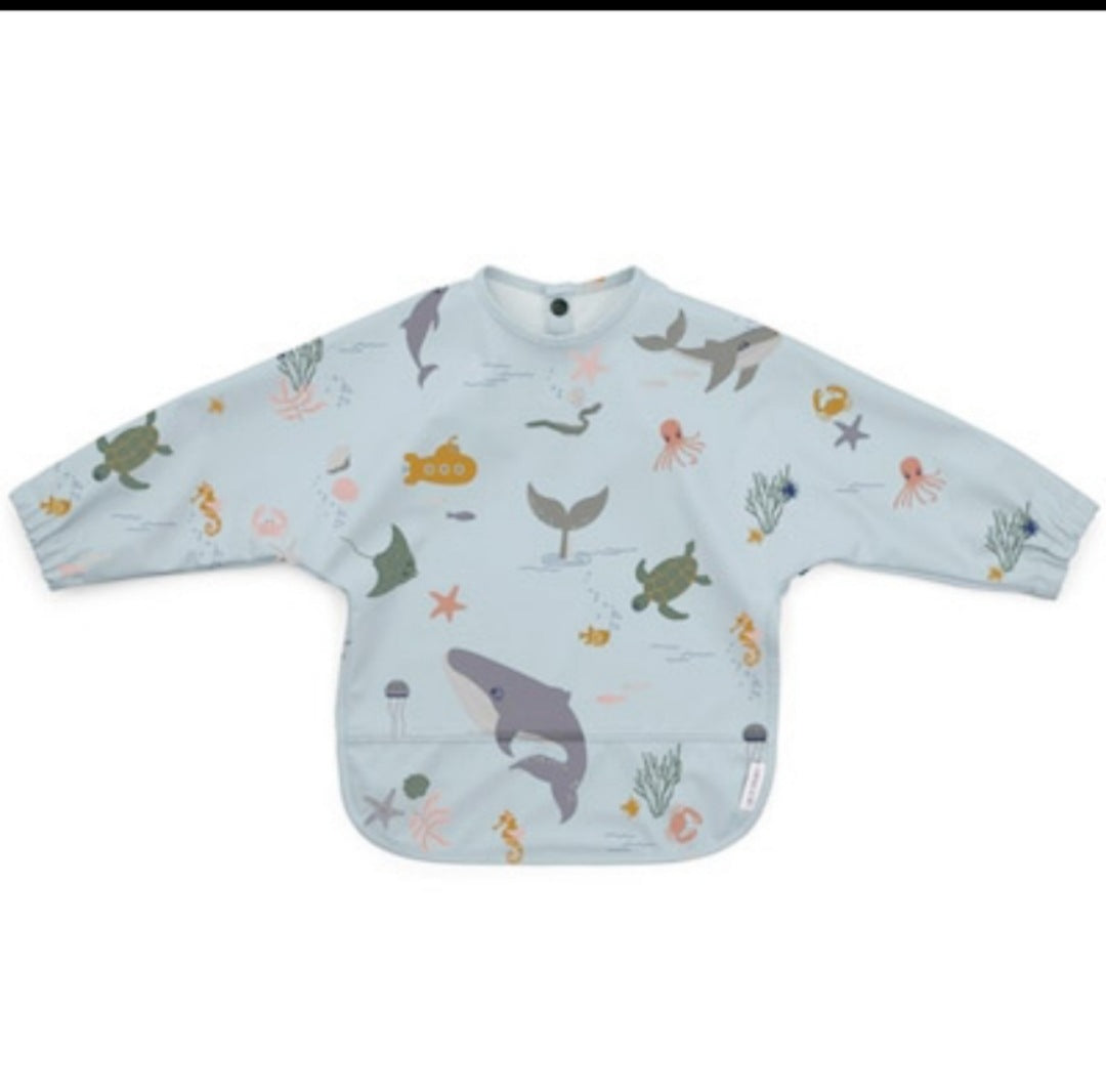 離乳食・幼児食の食事シーンに使うイメージ（食べこぼし防止）
