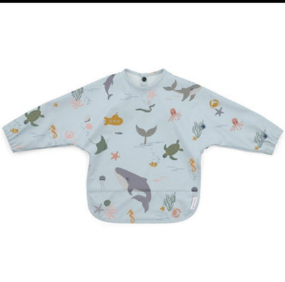 離乳食・幼児食の食事シーンに使うイメージ（食べこぼし防止）
