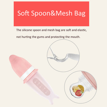 柔らかいスプーンで離乳食を与えるベビーボトル
