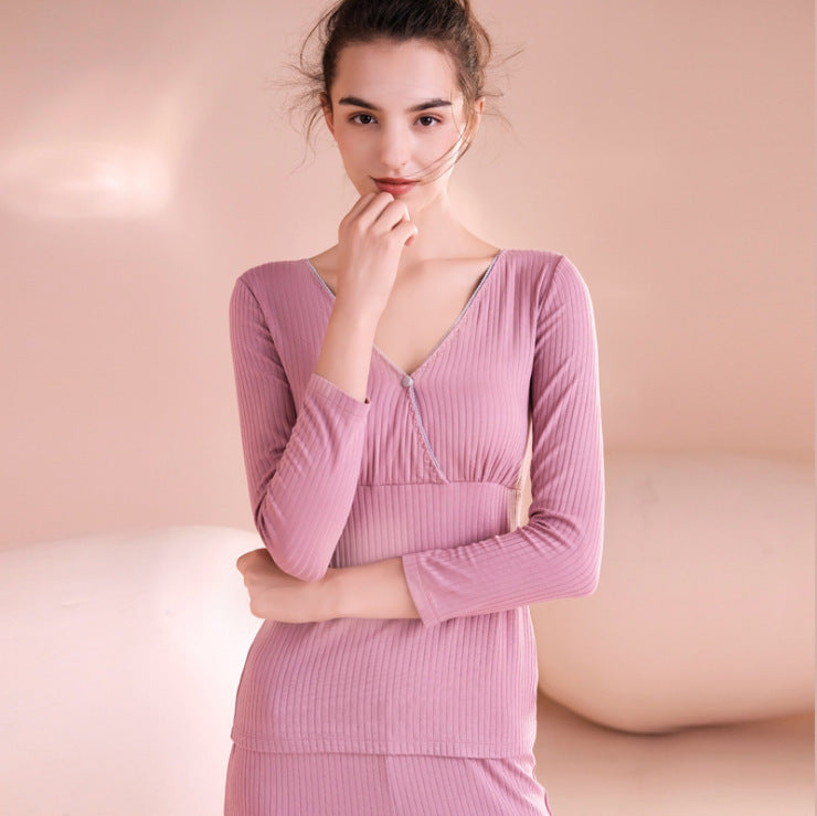 Vネックデザインの授乳口ディテール
