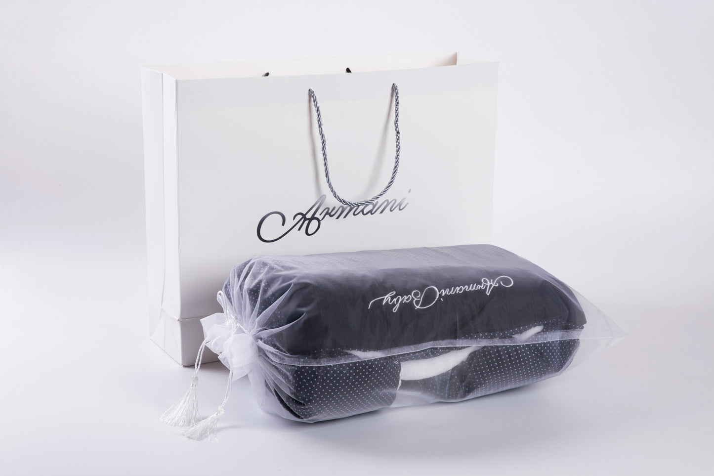 ピンクジッパータイプの冬用スリーピングバッグ
