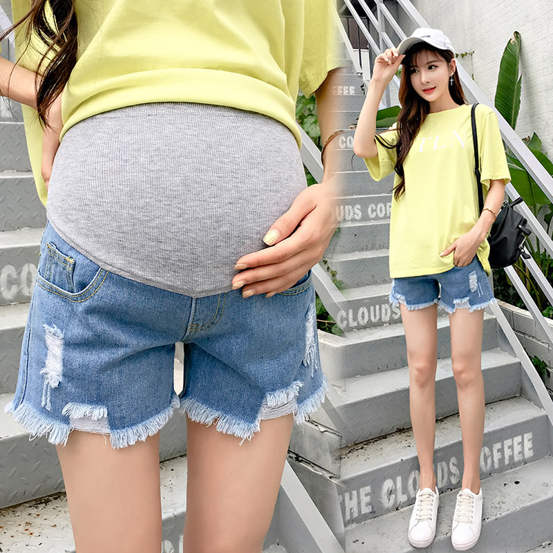 マタニティデニムショートパンツの着用イメージ（正面全身）
