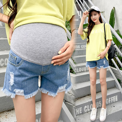 マタニティデニムショートパンツの着用イメージ（正面全身）
