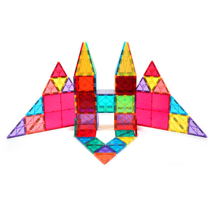 レインボーカラーのマグネットタイルブロックで大きな城を組み立てた完成イメージ
