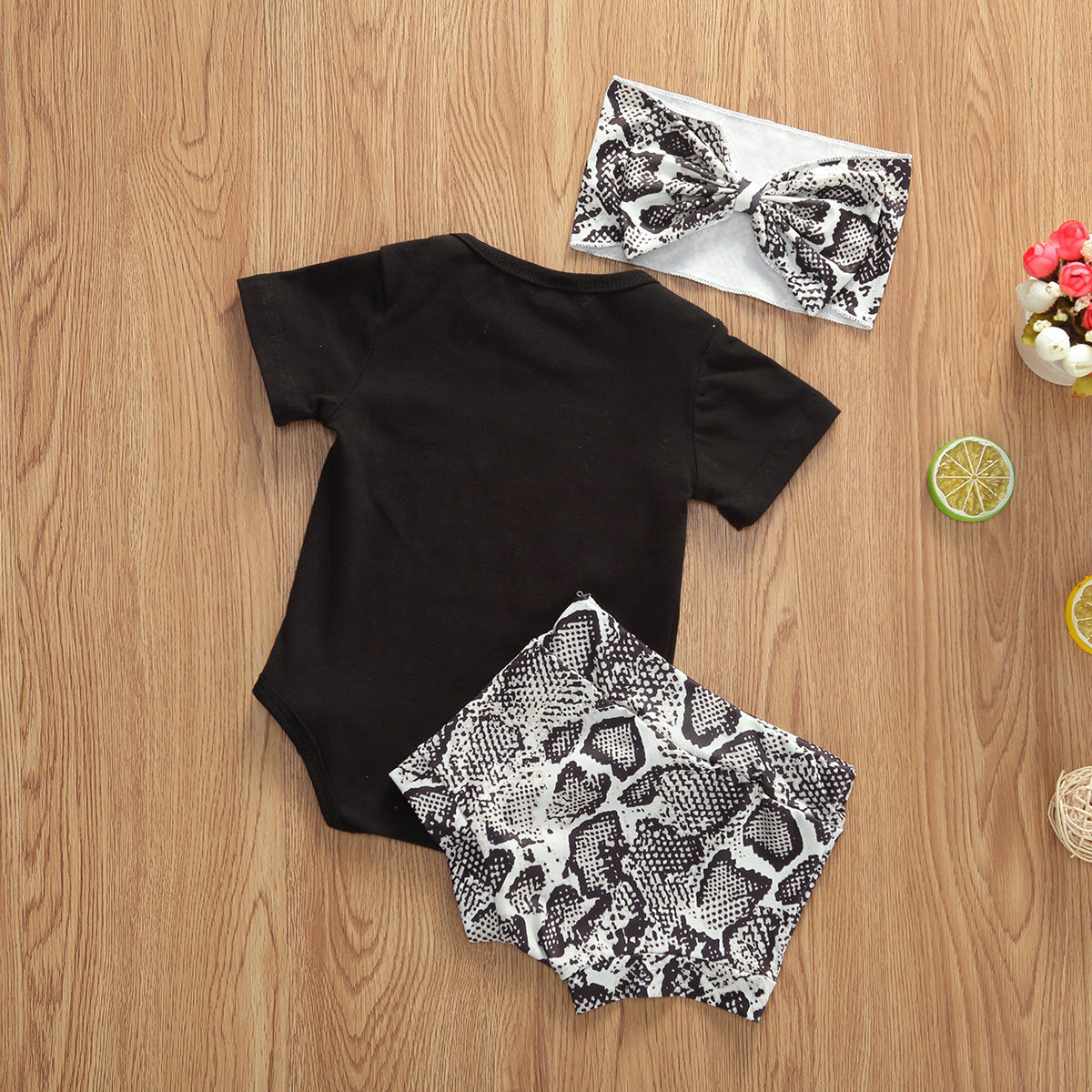 パパとおそろい気分が叶う ベビー半袖ロンパース＆パイソン柄ショーツ＆ヘアバンド3点セット レタープリント コットン90% 70〜100cm