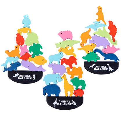 恐竜モチーフのブロックを慎重に積む子どもの手元
