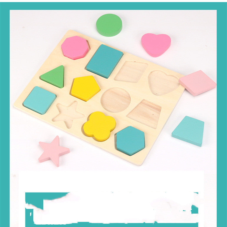 子どもがタングラム作品を見せるシーン
