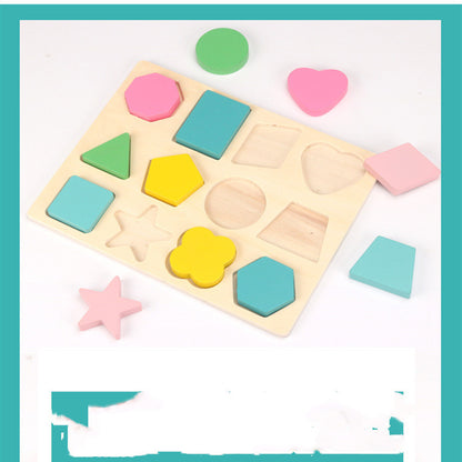 子どもがタングラム作品を見せるシーン
