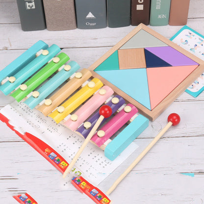 タングラムで図形を作る遊び
