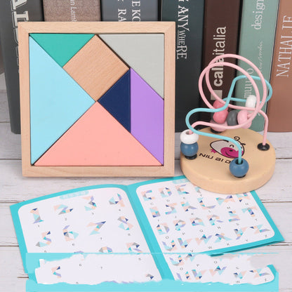 積み木タワーを積み上げる子どもの手元
