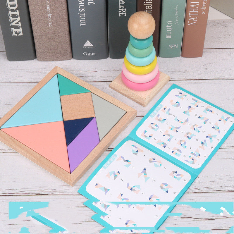 積み木タワーのバランスをとる手元アップ
